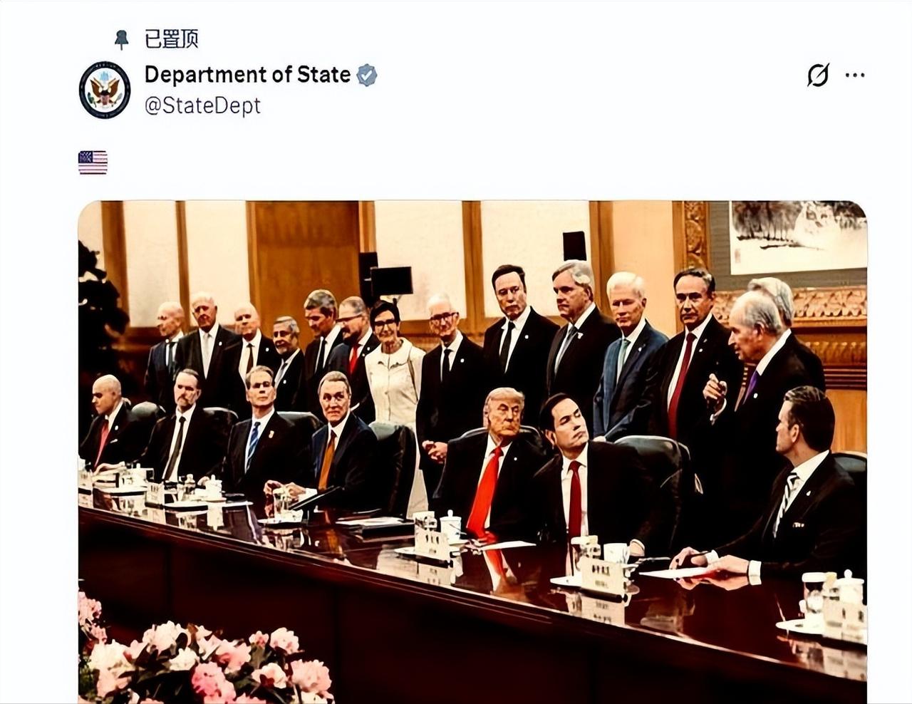 特朗普访华期间有张照片在美国火了，政界商界顶级大佬站成两排，被美国国务院放在首位