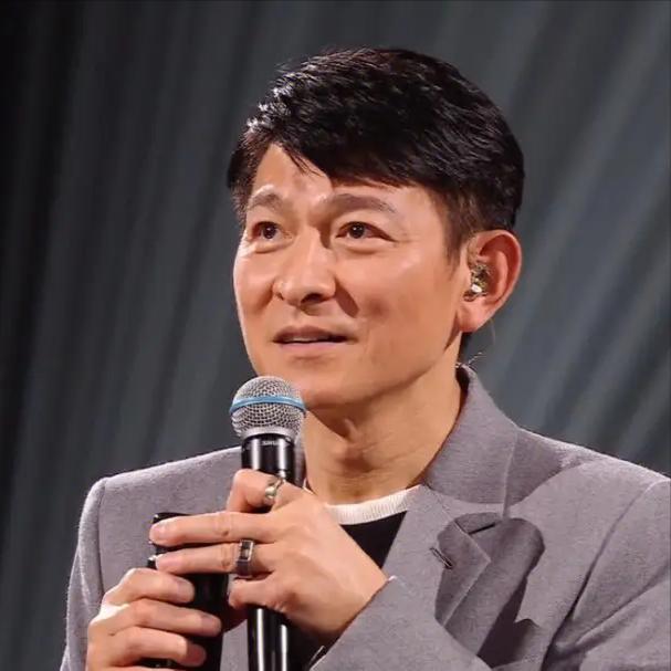陈岚，向华强老婆，说起刘德华，有一段时间，电影市场不好，向华强依然不服输，签约刘