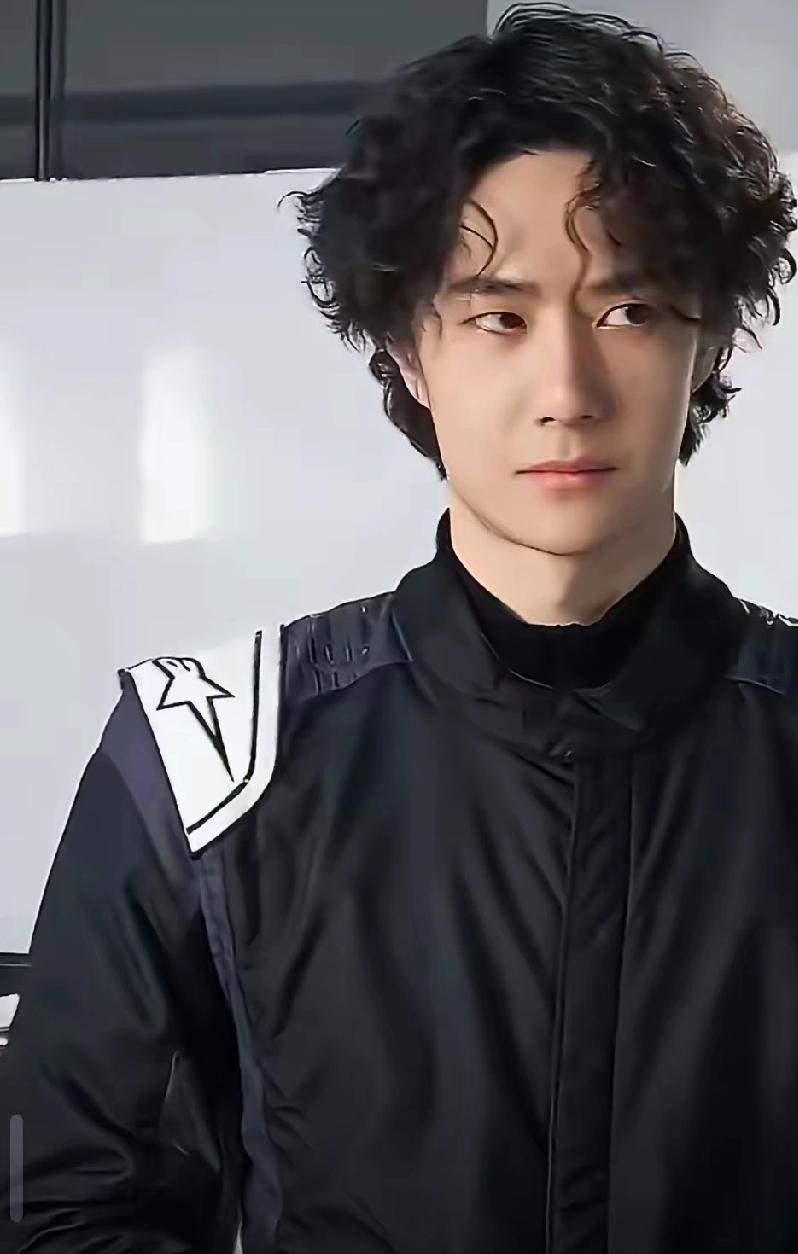 雷军夸王一博越来越火！杜华回应太圈粉
 
    4月19日，雷军与杜华互动片段