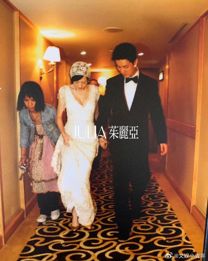 小S20年前婚礼照片2005年9月，小S穿着雪白长纱裙，典雅又脱俗，洋溢着幸福的