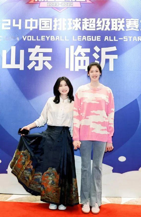 一对好姐妹，盈莹和梦洁[玫瑰][心]
全明星晚宴上，对比其她明星球员的奇装异服，