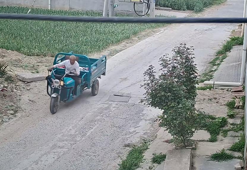 监控下一个大爷干的缺德事，偷走了马路中间的井盖留下一个窟窿，为了掩盖丑行，盖了一