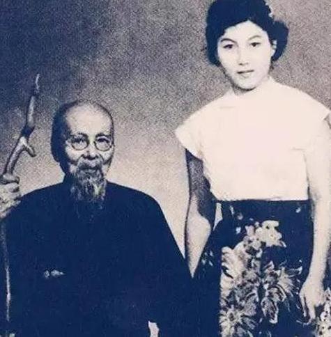 1952年，年近90岁的齐白石，一把拉着25岁的新凤霞走进房间，指着一柜子说：看