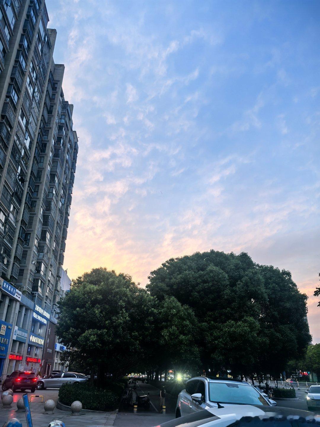 今天傍晚的天太美了，远山如黛，晚霞满天。 