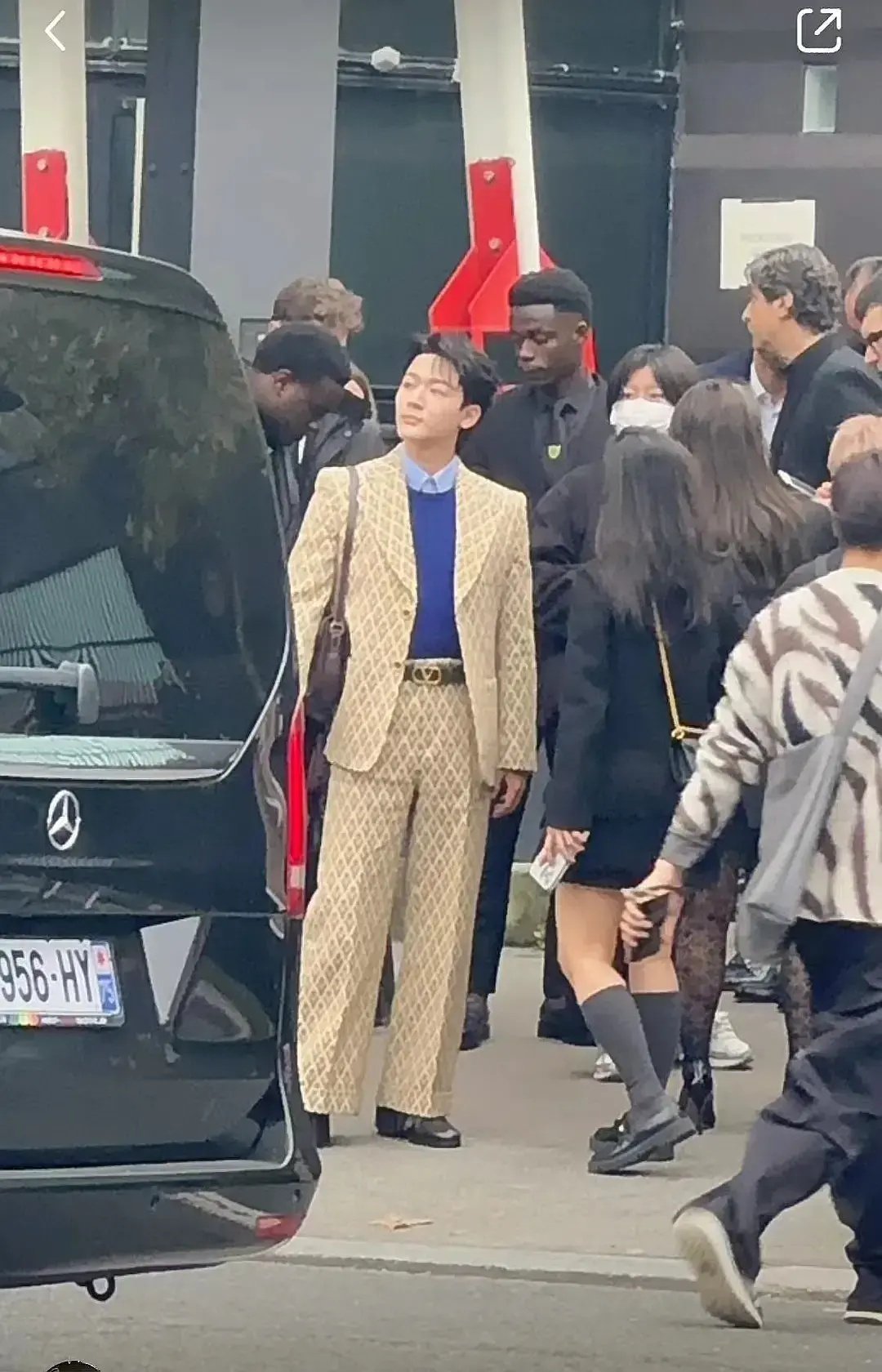 张晚意杨紫关晓彤的问题还是华伦天奴本身的问题 这扑面而来的土气 ​​​