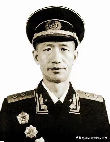 1941年，八路军炊事员去河边挑水做饭，忽然看到了许多奇怪的脚印，他感觉不对劲，