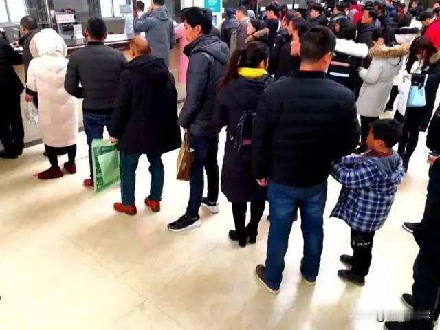 大医院人满为患原因何在？

       三甲医院人满为患：是大病增多，还是健康