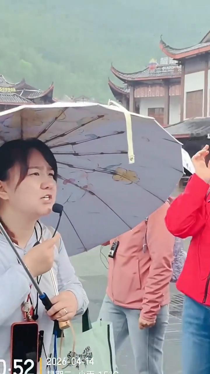 这个标志门的楼层也很好，随时熟是不是单数？大家拍的时候不要这么拍，要斜着拍。我们