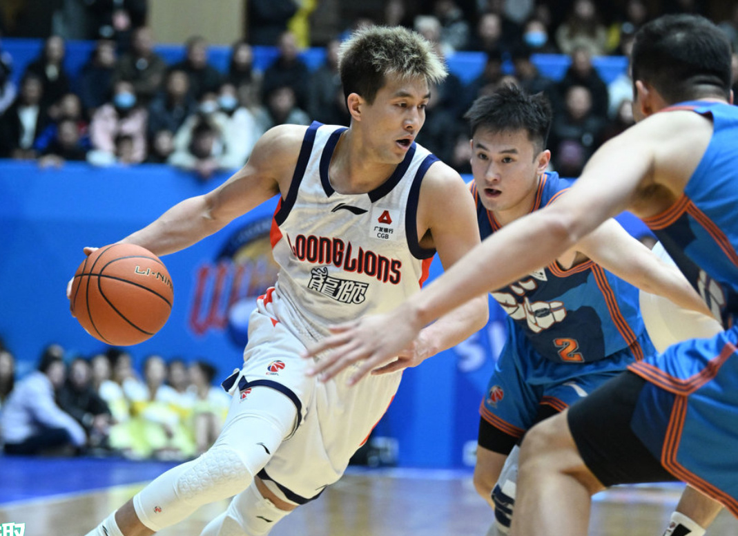 郭艾伦郭艾伦时隔325天重返CBAcba新赛季揭幕战 熟悉的郭艾伦，犀利的突破，