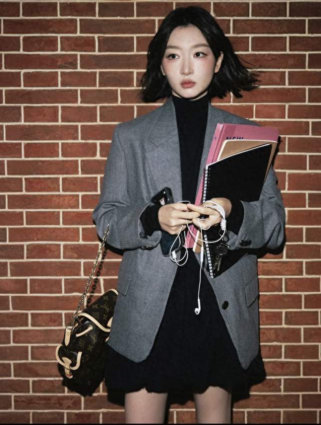 这个初秋，周冬雨带火了高智感穿搭，西装+短裙，又美又飒！