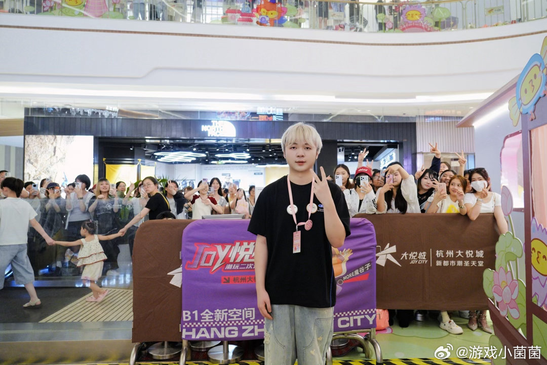 LGDNBW小分队KPL快闪打卡九尾空降KPL快闪LGDNBW全队来到KPL主题