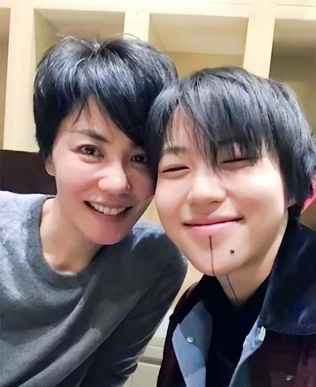 关于2026歌手窦靖童
歌唱得还行，毕竟有基因加持，但明显缺乏音乐文化底蕴，还有