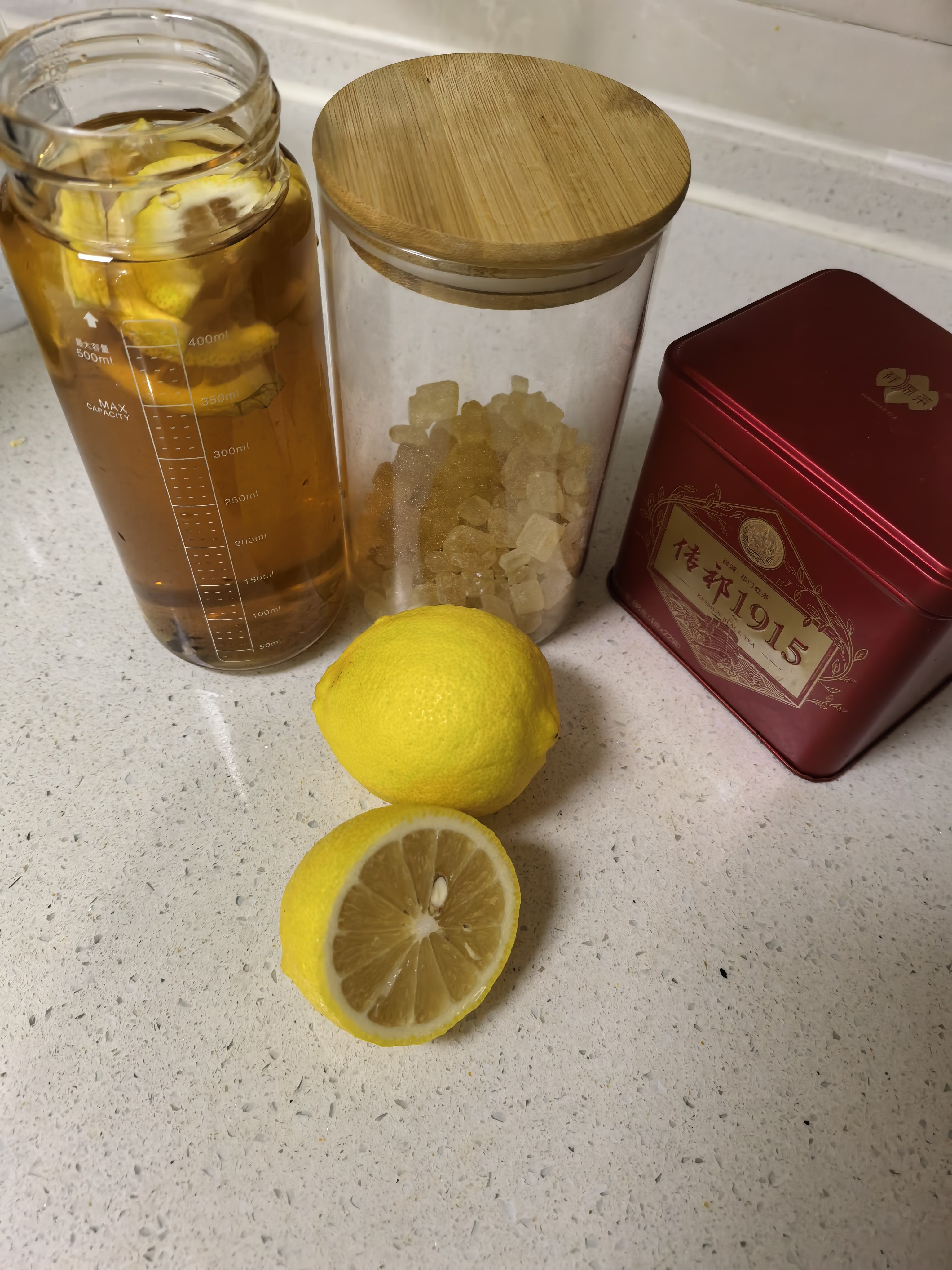 早安。每天早上两杯柠檬红茶！嘻嘻！