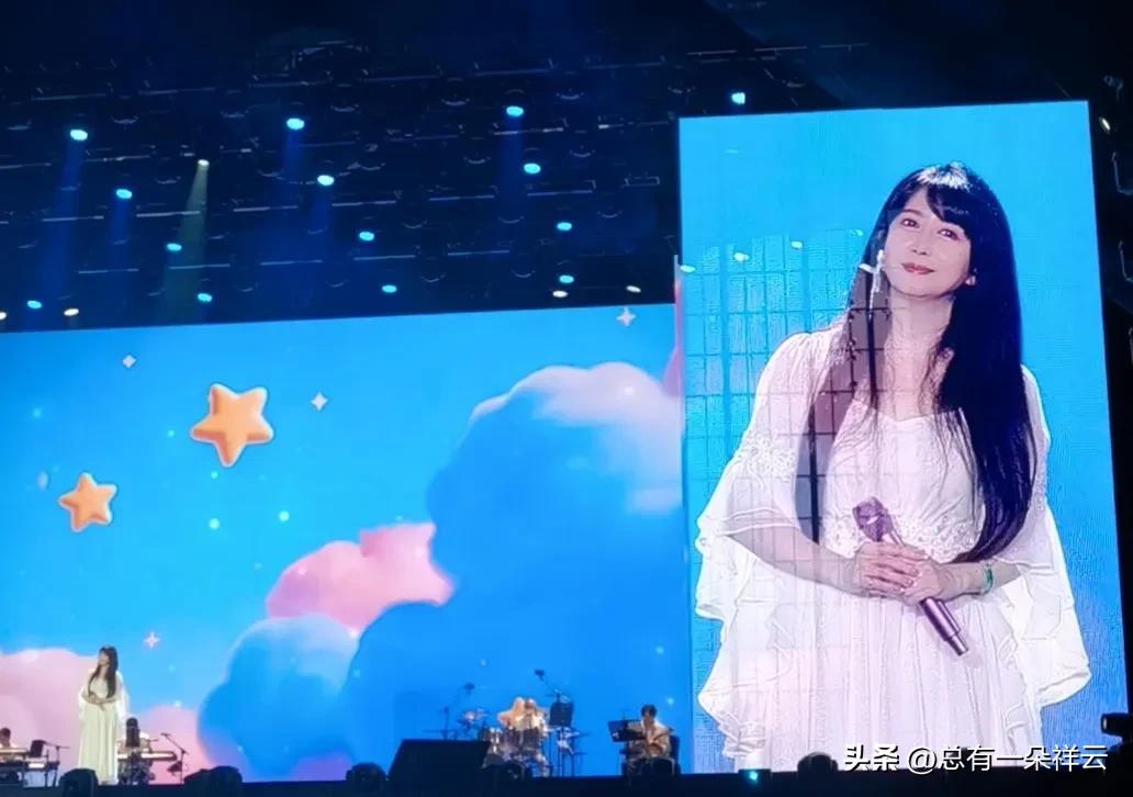 6月27号晚观看孟庭苇演唱会
         姐姐的同学买了3张昨晚广州体育馆