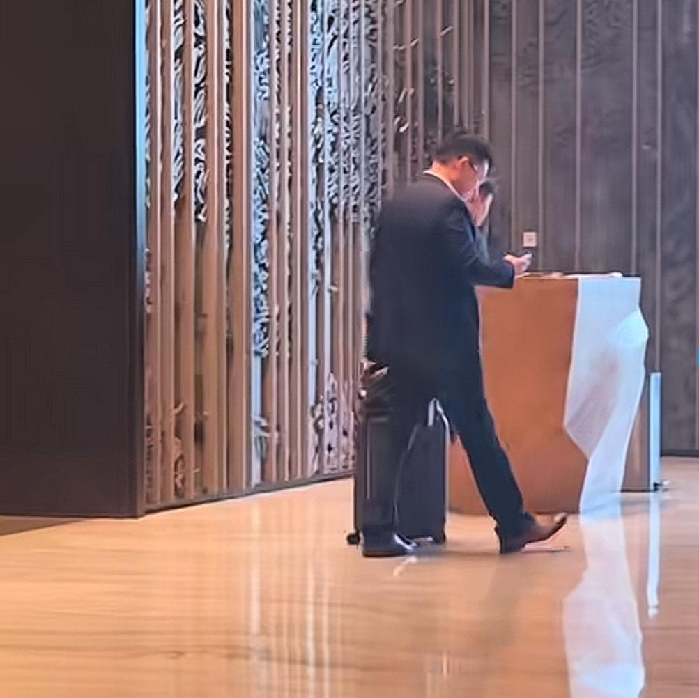网友在合肥一酒店偶遇余承东

6月18日，有网友发视频，在合肥偶遇“那个男人”。