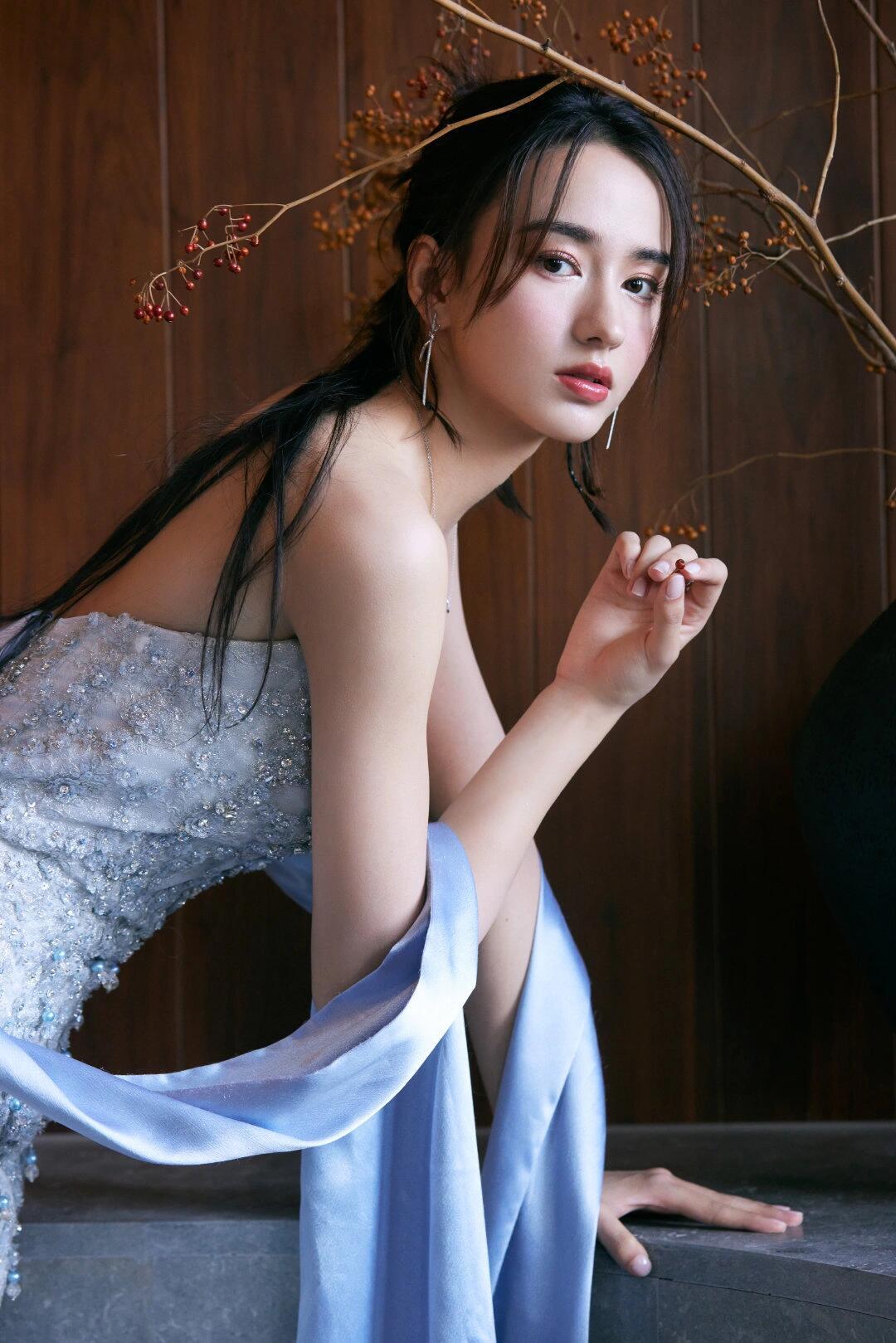领衔主演李宛妲李宛妲演关清越赢定了，浓颜古装自带故事感，冷着一张脸是暗夜罗刹，笑