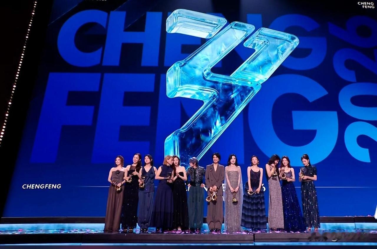 没有含金量的奖杯王濛不拿！
在2026乘风最后总决赛中，姐姐们大合影都拿着奖杯，