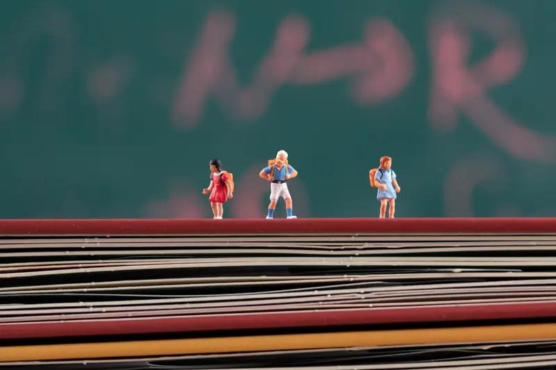 近日，河南洛阳一名小学生被爷爷于凌晨1点40分送到学校门口，爷爷随后独自离开。孩