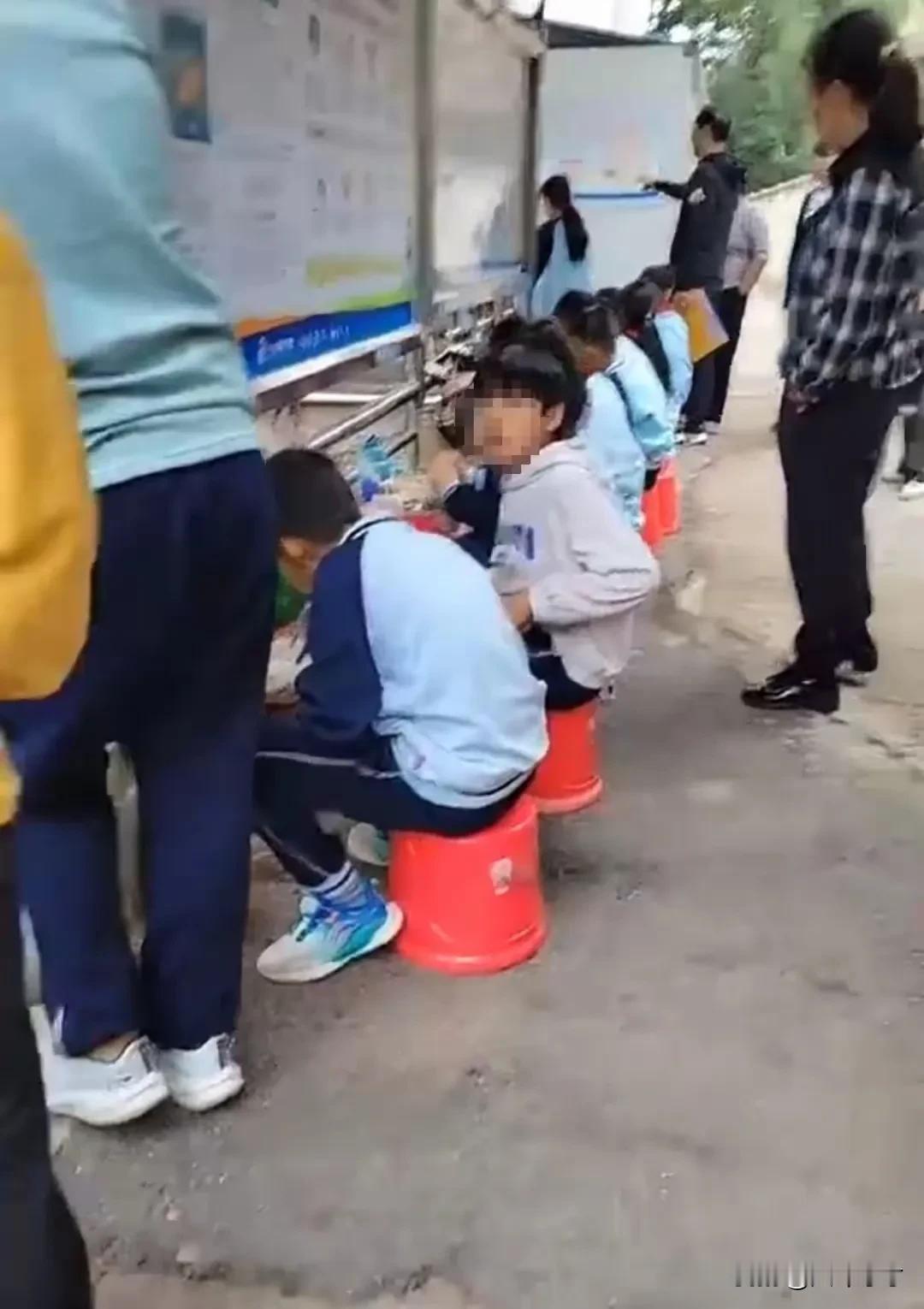 突然发现：不在学校食堂买饭只能蹲在室外吃的规定就是变相的强制行为，理由如下：
