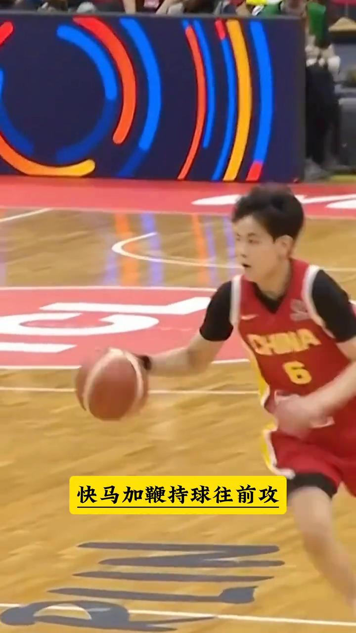 世界杯资格赛三大中锋强强联手。
·首先是由韩旭来跳球，韩旭跳到靓仔杨舒予，飞起拿
