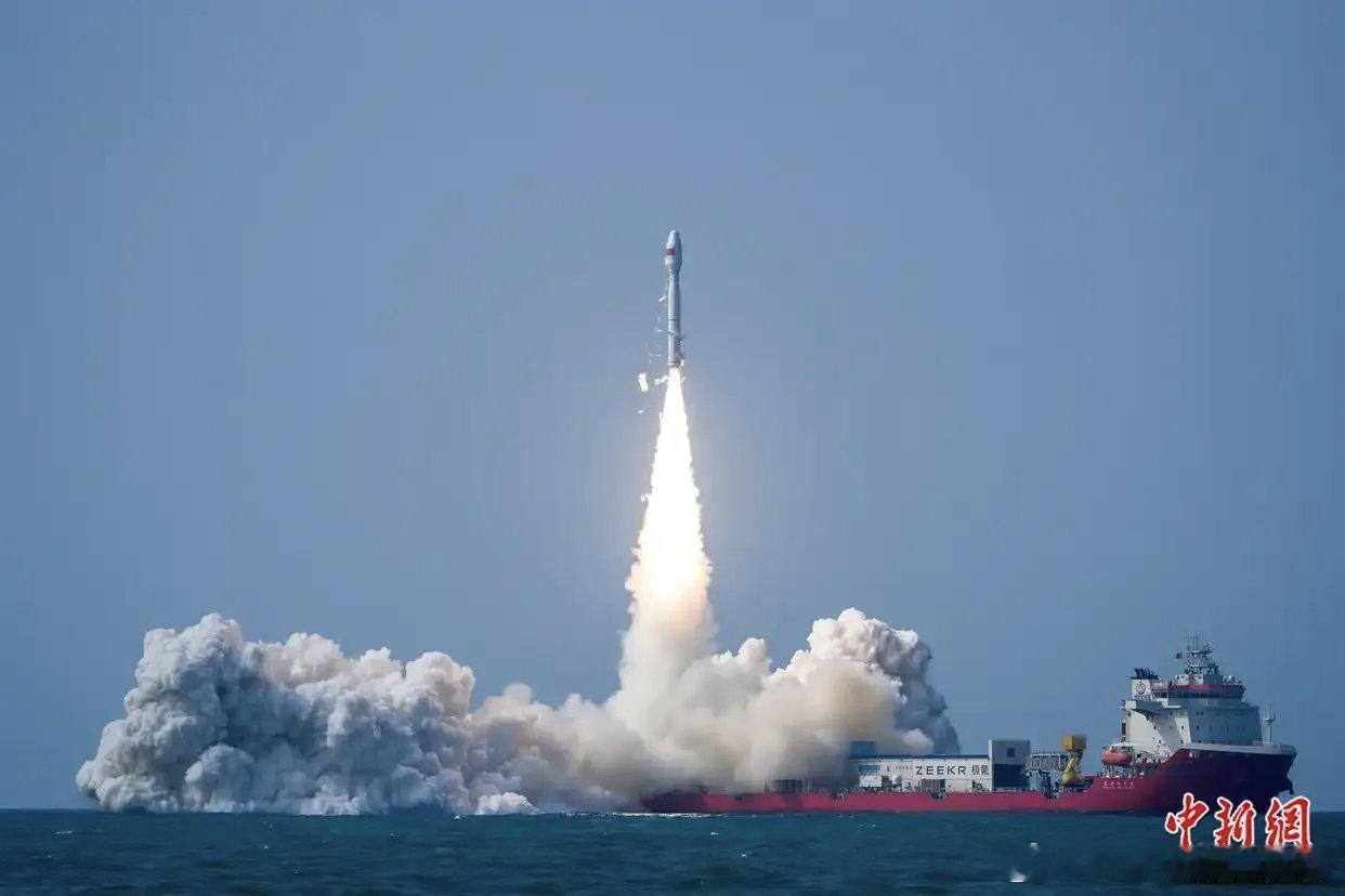 一箭7星！我国成功发射巴基斯坦PRSC-EO2卫星等7颗卫星。长征十号箭体降落细