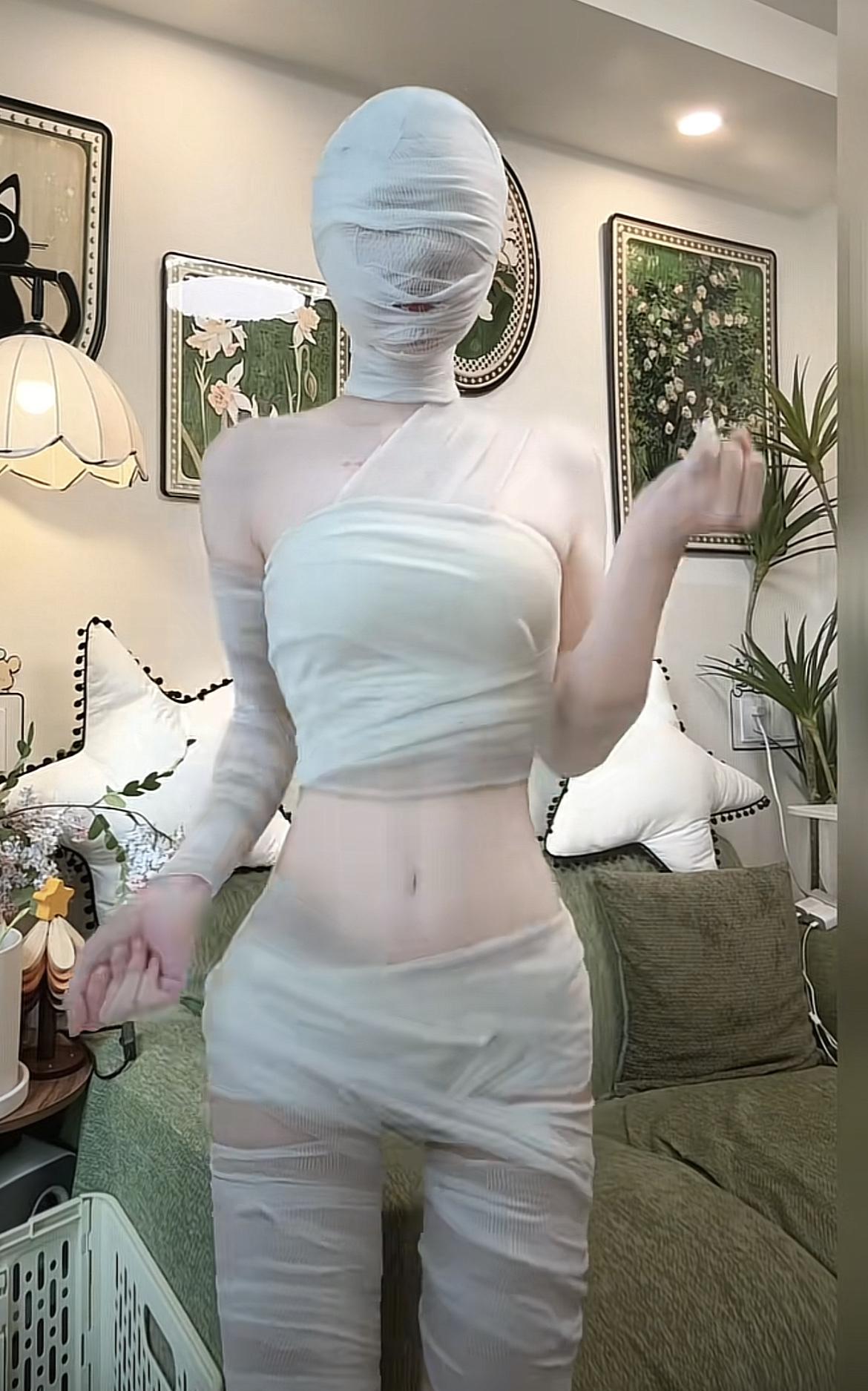 网上看到的极致古装木乃伊风，第一次见这种穿搭，怎么感觉还挺显身材的啊[允悲]
