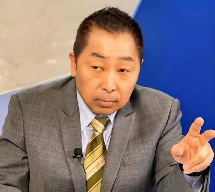 唐湘龙认为郑丽文，到头来可能一文不值。原因是，郑丽文回避统一，固守维持现状，在大