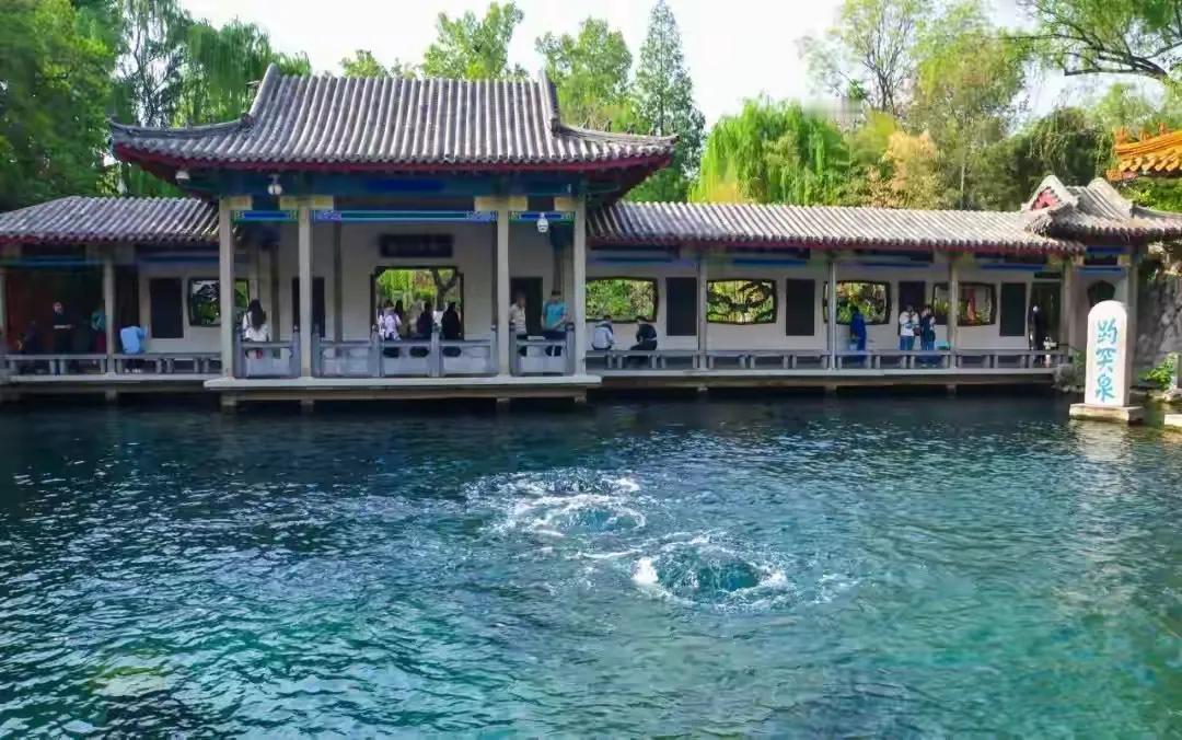 济南趵突泉，现在水涌的有汽车轮胎那么大了。


济南之所以是泉城，是因为济南就是