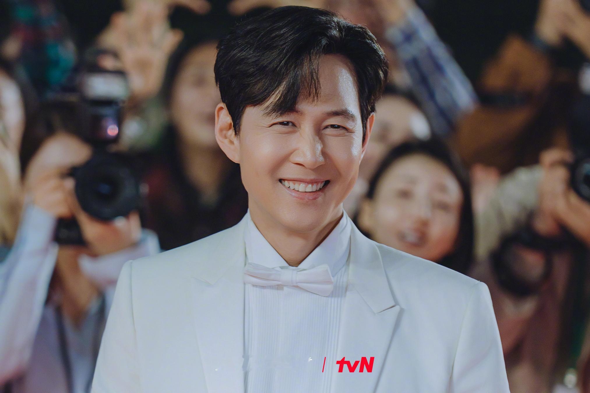 tvN新月火剧讨厌的爱情 公开李政宰[超话] 剧照。该剧讲述想要成为爱情剧匠人的