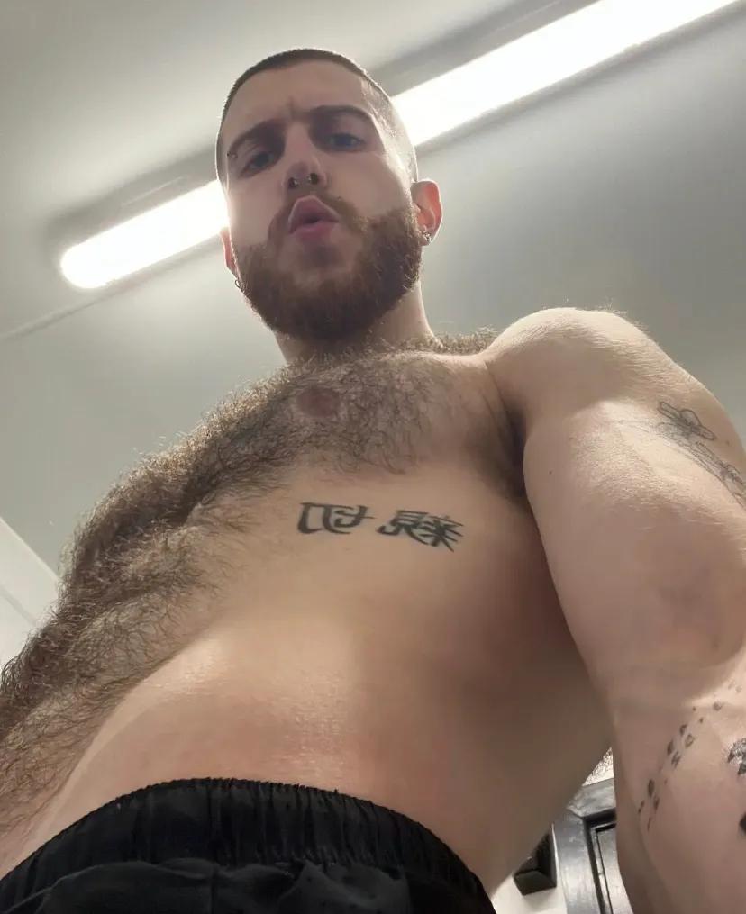 亲切，他在爱尔兰，就在我附近。