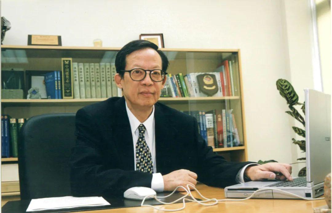 北大教授、伟大的科学家、当代毕昇、已经仙逝的三院院士王选说：
1、“看到年轻人‘