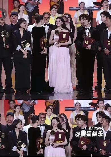 钟楚曦“乐极生悲”名场面！
 
金鸡奖拿最佳女配，转头大合影硬挤宋佳、易烊千玺中
