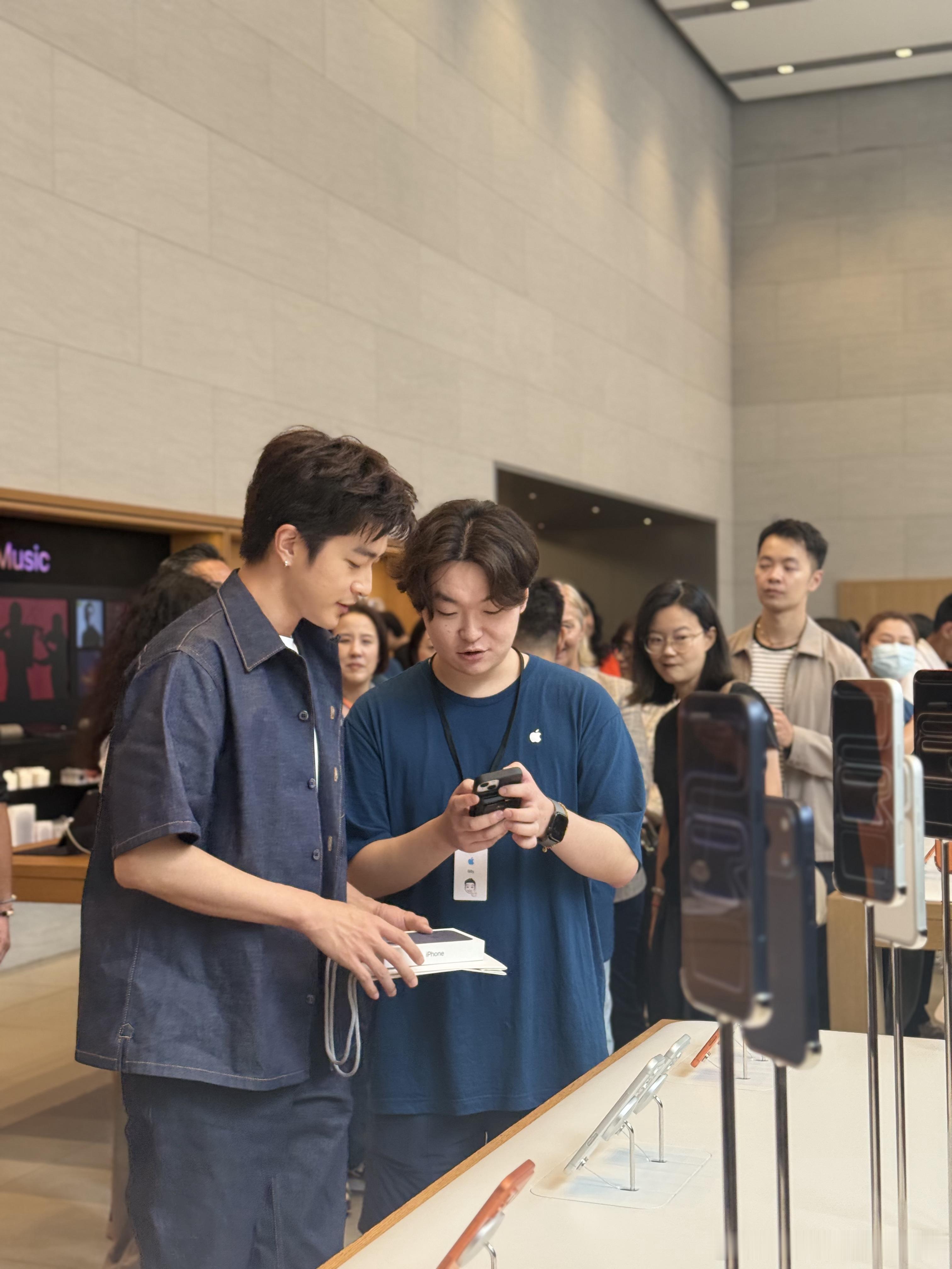 iPhone17开售一回头看到好多人围过来，这是谁？屈楚萧？？也来取机啊，定的蓝