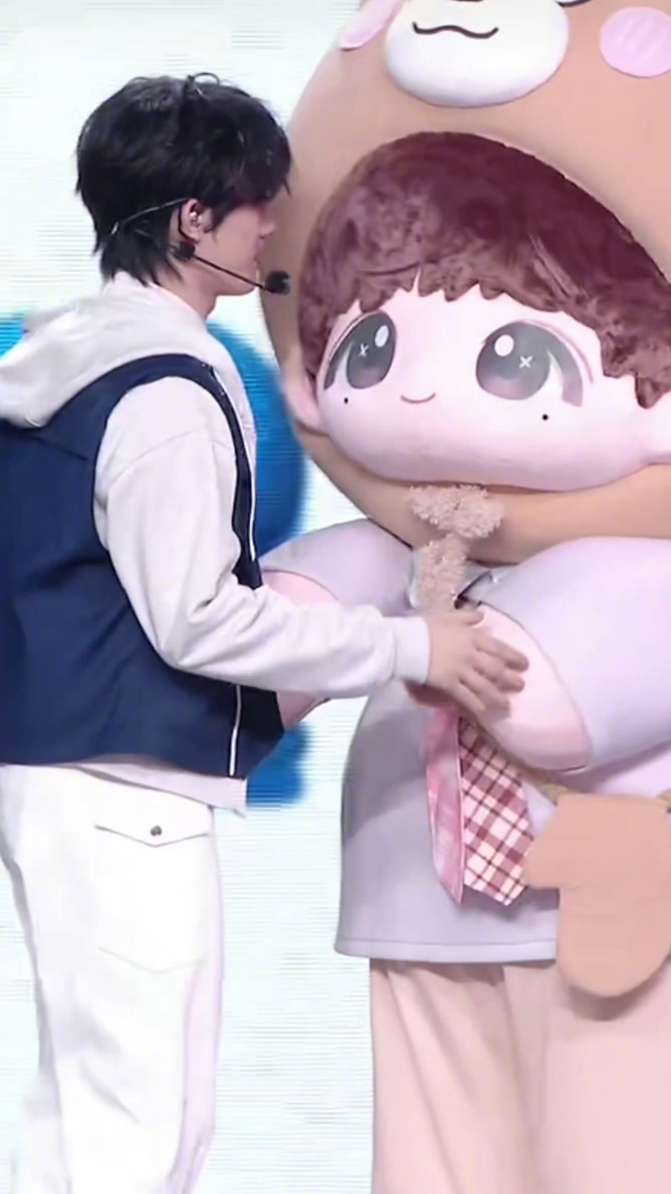 苏新皓说给妈妈们说再见 苏新皓的仪式感永远藏在细节里！抱着美美下台，温柔让它“和