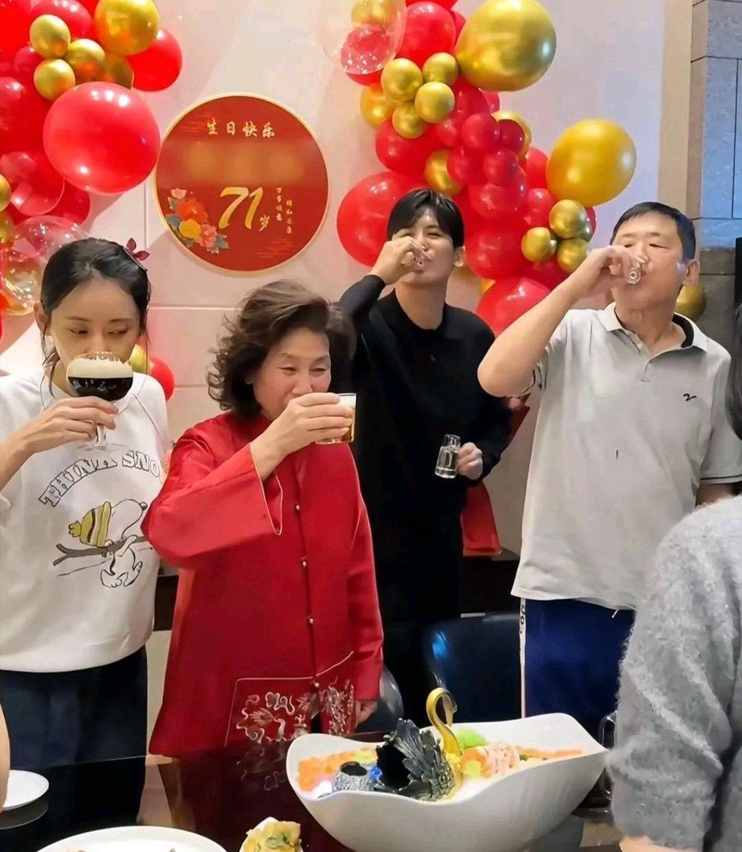 秋瓷炫对婆婆真好！在自己家为婆婆庆祝生日，还亲自为她夹菜！怪不得都说她是万千父母