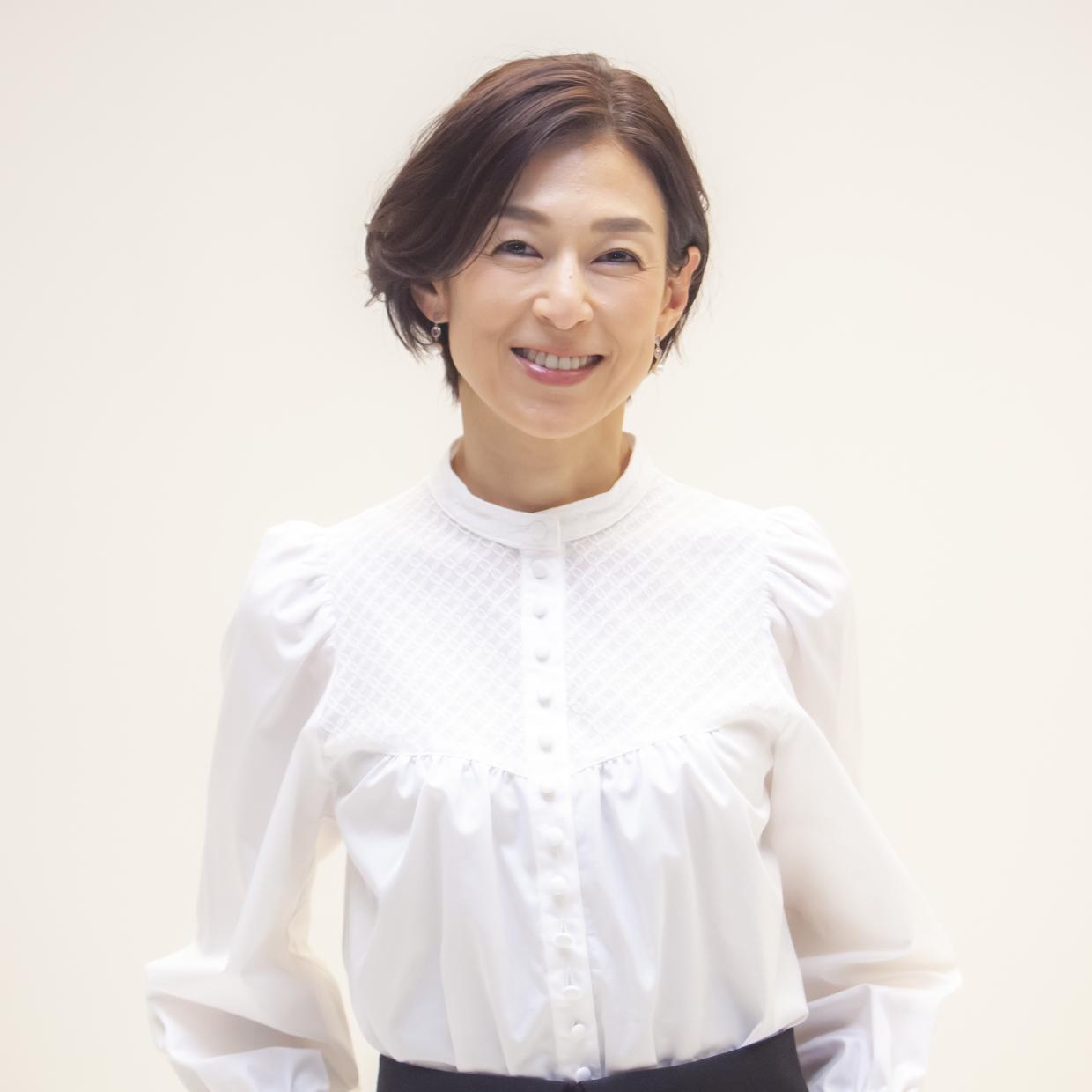 她是日本很出名演员，年轻时期长得非常漂亮，她拍过一部很出名电视剧，那时候连在中国