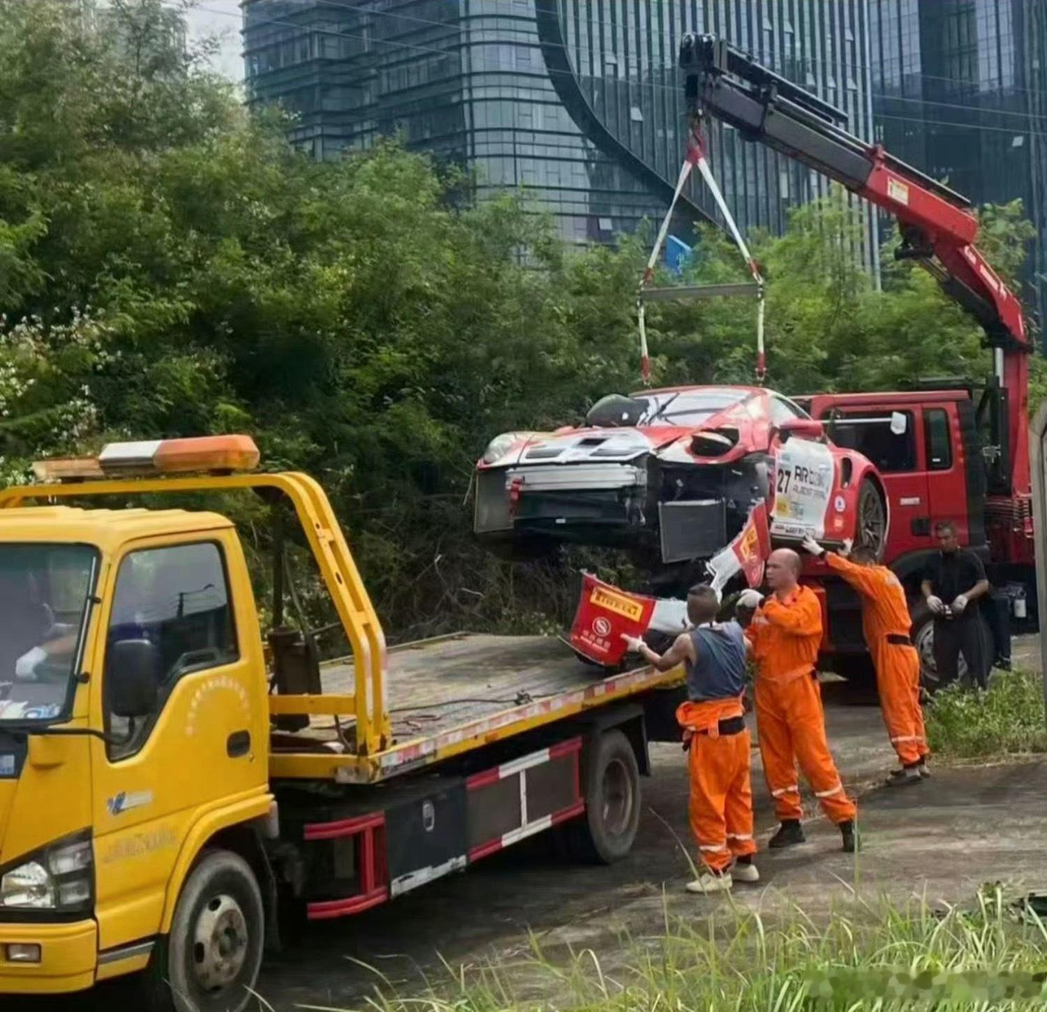 闫闯退赛这事儿闹的。。看到上墙的那一瞬间 我已经猜到了热搜话题和里面的各种发言