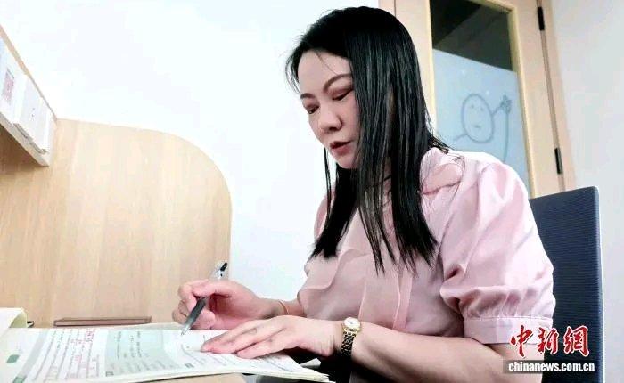 41岁妈妈何欣桐跨专业考上川大硕士，这事儿太牛了！她本科毕业于华中师范大学，有十