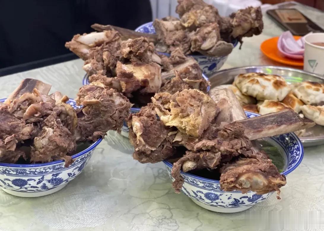 #乌鲁木齐头条# 听肉比骨头还多，听闻这家烤包子已经很久了，上次在通嘉世纪城吃过