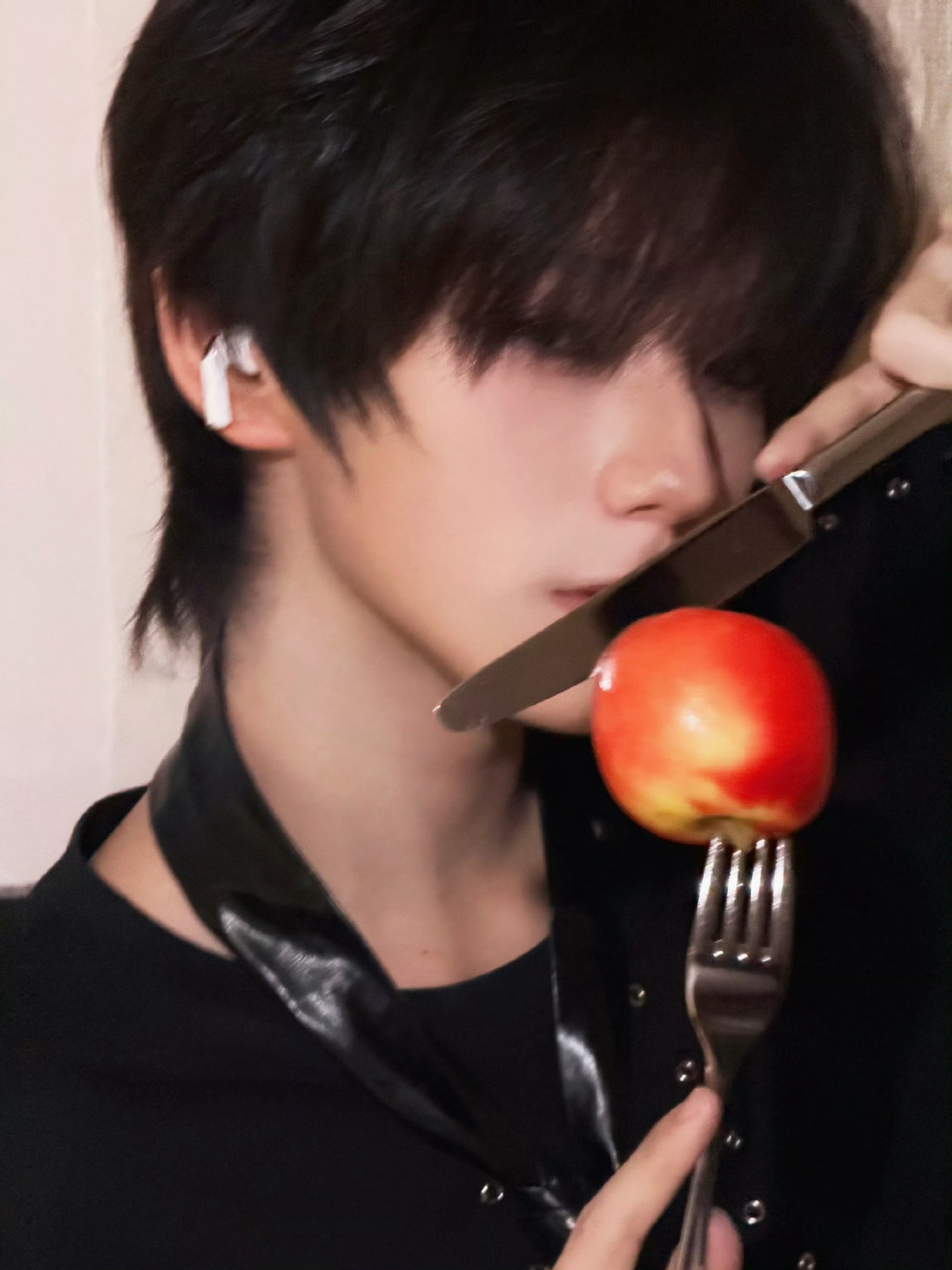 王橹杰泡泡更新王橹杰泡泡更新啦！和🍎苹果（🍑油桃？）自拍超有氛围感，暗藏爱心
