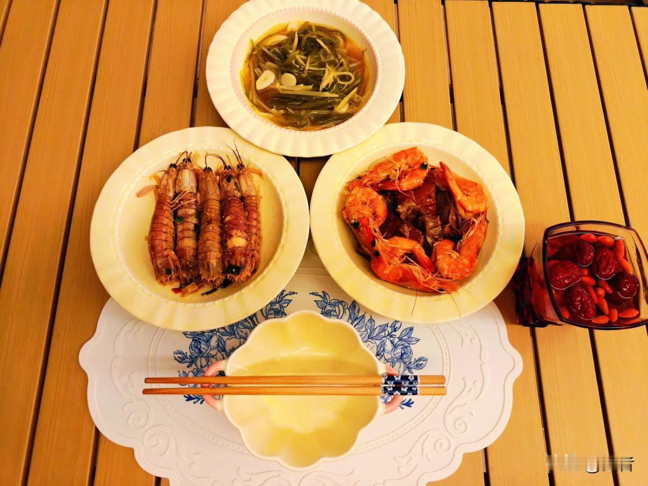 认真生活，好好吃饭。

这句话看似简单，却藏着最踏实的生活态度。认真生活，是对自