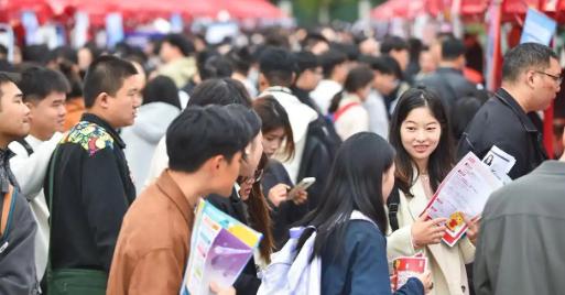中央这次真的亮剑了，十五五规划把人才困局直接摆上台面：5000万大学生背后，为何