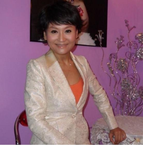 “我就算在美国饿死，我也不可能回国！”前央视著名主持人，爱上富豪后，远赴美国，婚