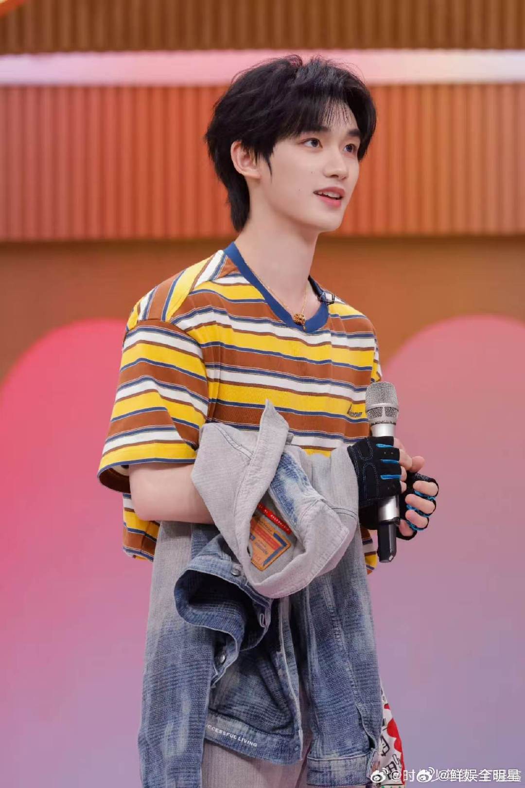 谢娜邀请丁程鑫来当演唱会嘉宾 你好星期六忙着沟通演出档期，谢娜心意十足，就等丁程