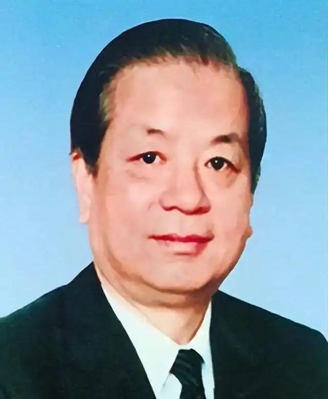相由心生，从面相看也是一位智者，钱其琛外长是我们尊敬的外长，为我们的外交官点赞点