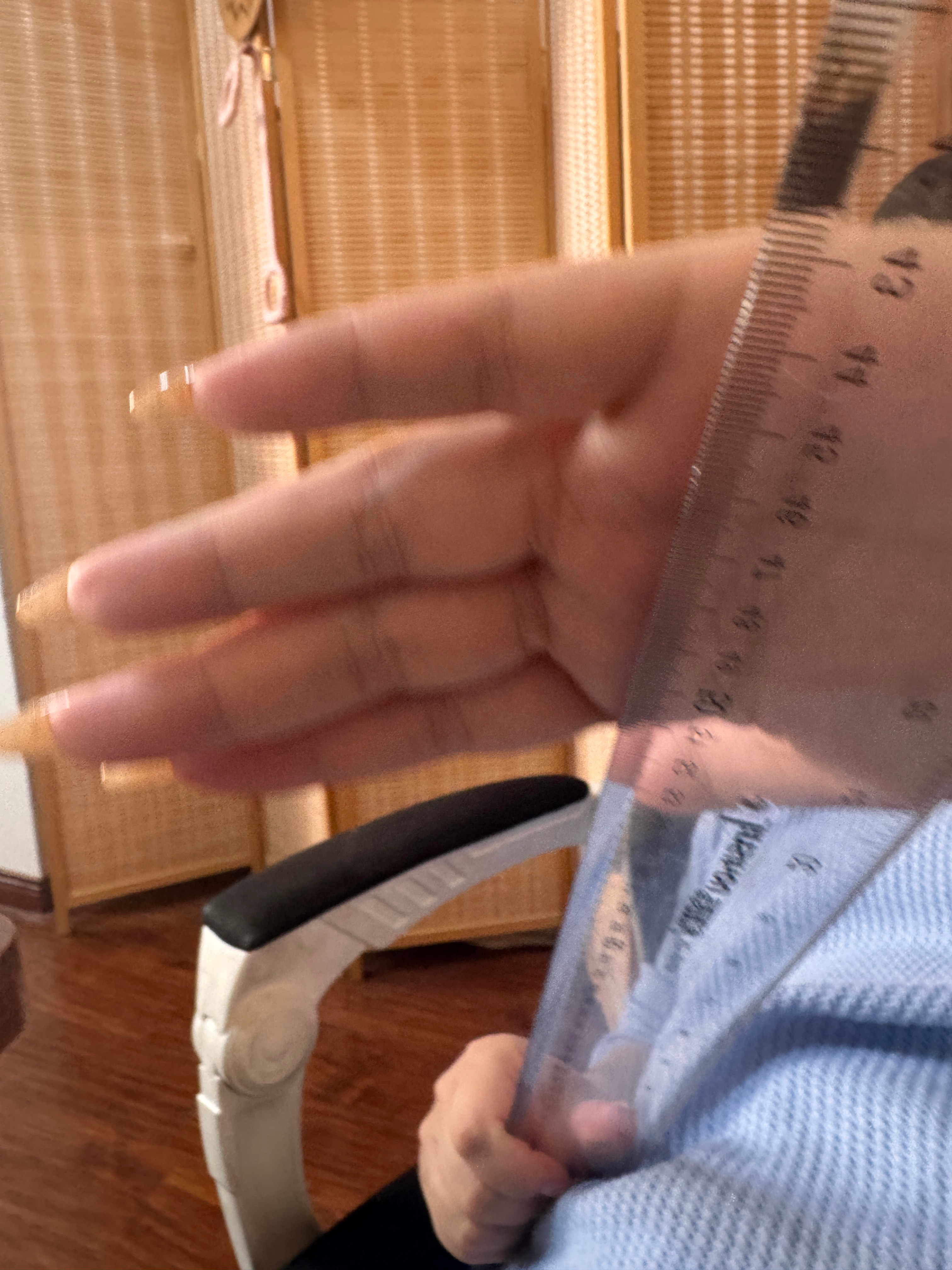 我的命太苦了，为了监督我好好剪片子，丁丁拿着个大尺子来当监工了她说这个尺子是驱魔