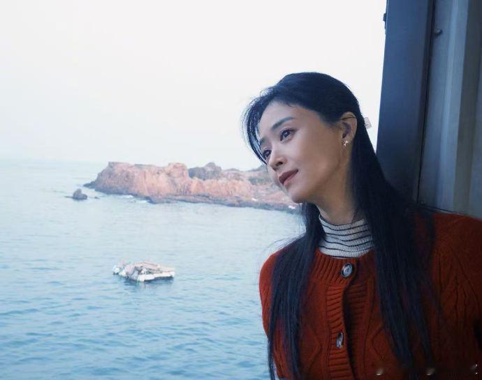 蒋欣戚薇沈月同框蒋欣戚薇沈月活动同框活动高光同框瞬间！蒋欣戚薇沈月气质绝佳，颜值