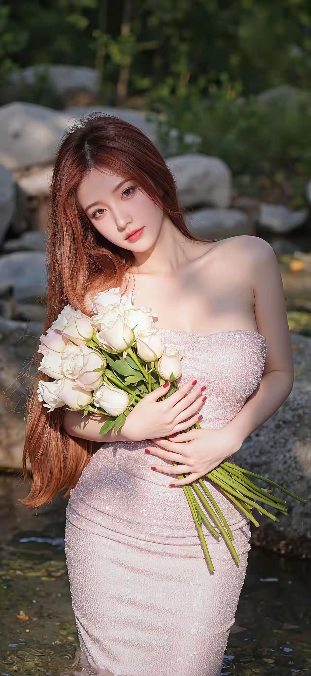 她身着一袭裸粉色抹胸亮片包臀裙，细腻的亮片在光影下折射出细碎的星光，勾勒出曼妙玲