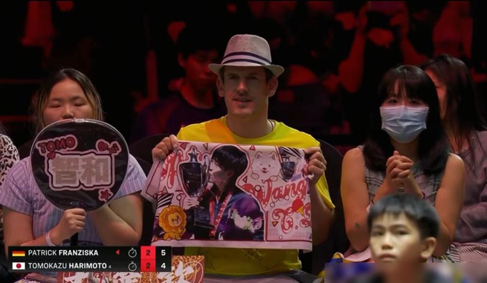 张本智和输给弗朗西斯卡，谁能想到，击垮他的竟是观众席上王楚钦的应援图？
 
都说