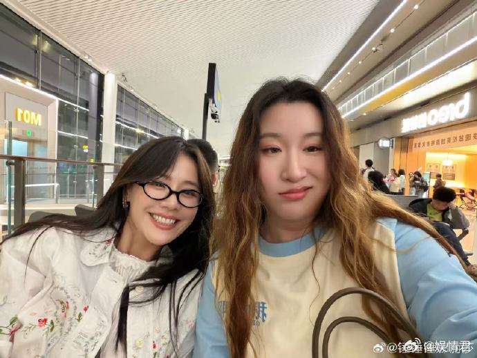 锤娜丽莎镜头里的马思纯 锤娜丽莎举手机记录马思纯，跑路演延续影片友情，太治愈太有